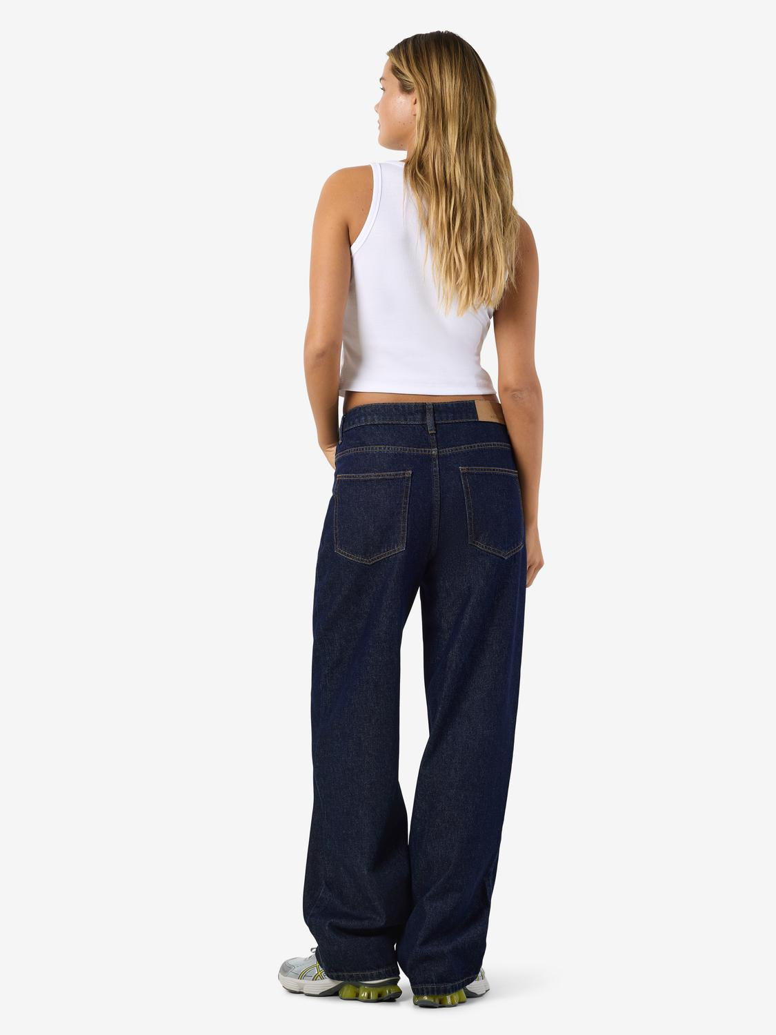 model_shot-front_full